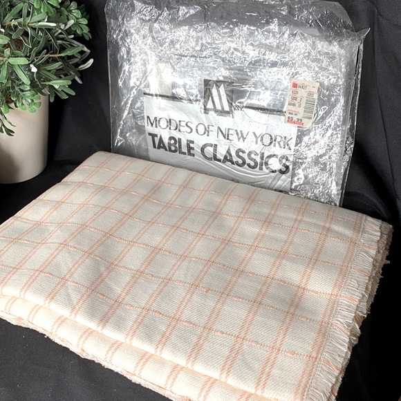 Modes of New York 1980’s peach and off white 60” x 84” 100% cotton tablecloth - Picture 2 of 7